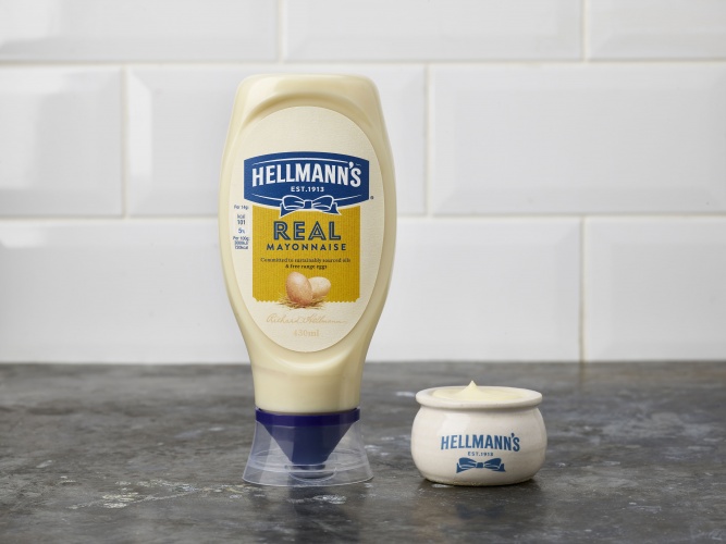 Hellmann 的品牌包装设计，蓝丝带标志，手绘字体