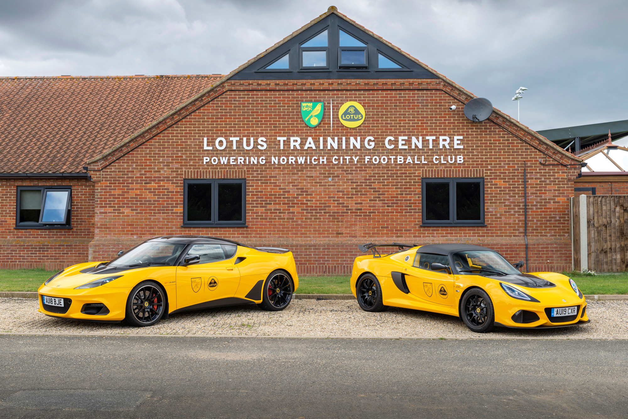 高性能跑车汽车品牌Lotus标识logo设计